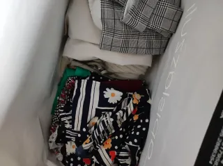 Lotto 34 capi d'abbigliamento donna