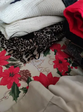 Lotto 34 capi d'abbigliamento donna