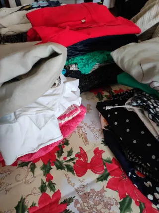 Lotto 34 capi d'abbigliamento donna