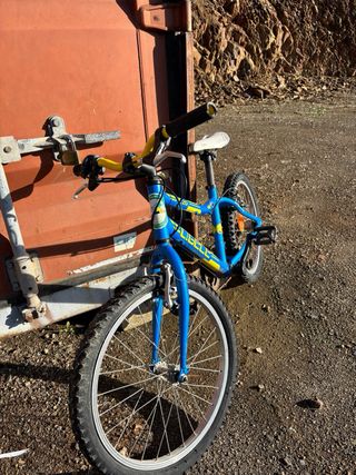 Bicicleta infantil azul y amarilla