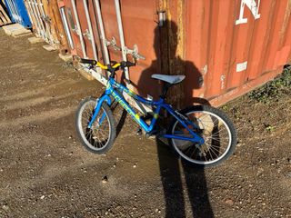 Bicicleta infantil azul y amarilla