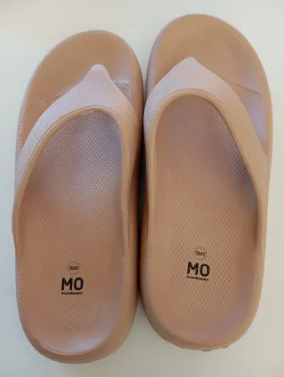 Chinelos de borracha bege tamanho 39