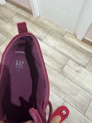 Zapatos de niño color vino