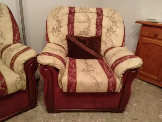 Juego alegre de sofá de dos plazas y dos sillones