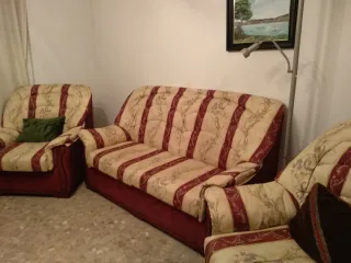 Juego alegre de sofá de dos plazas y dos sillones