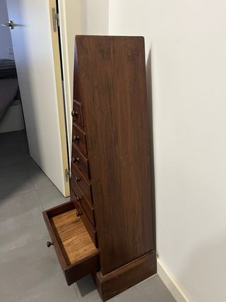Cajonera de madera piramidal, es antigua y estado