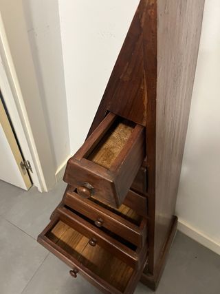 Cajonera de madera piramidal, es antigua y estado