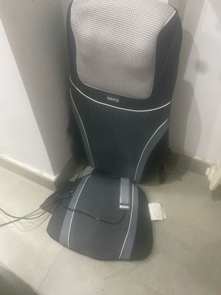 El objeto es un asiento de masaje HoMedics Shiatsu