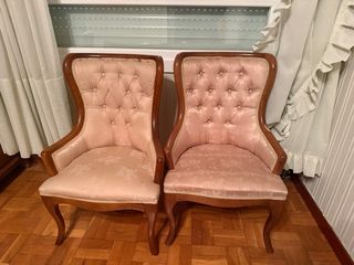 Butacas de madera y tela color rosa