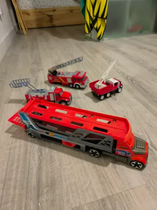 Camión lanzador coches y camiones bomberos