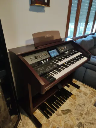 Órgano Roland AT500