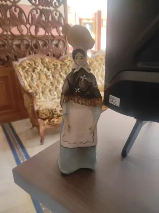 Figura de señora con cántaro