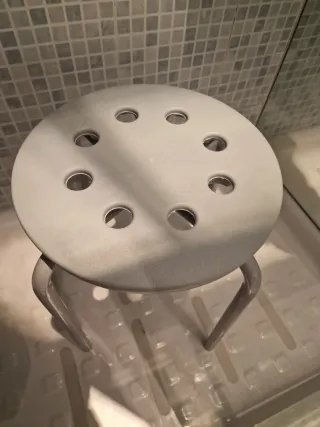 Taburete gris metal y plástico