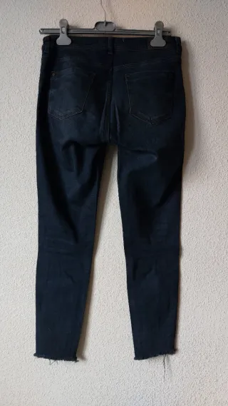 Pantalón vaquero azul marino con flores bordadas