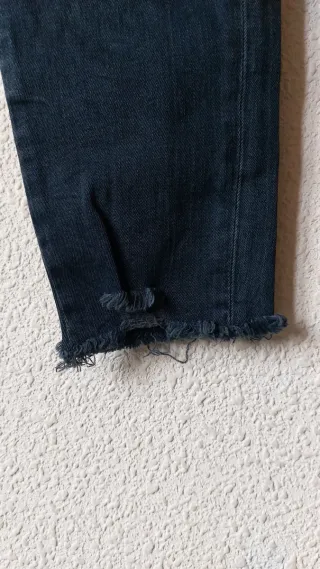 Pantalón vaquero azul marino con flores bordadas