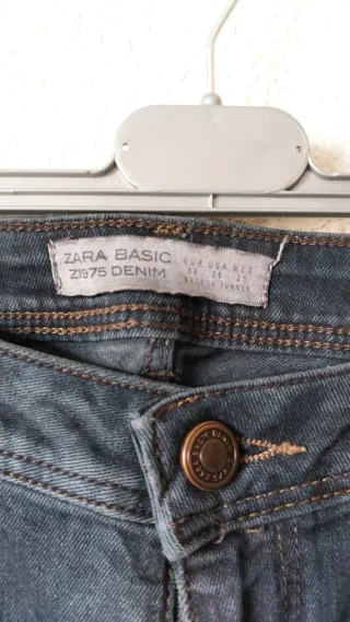 Pantalón vaquero azul marino con flores bordadas