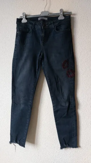 Pantalón vaquero azul marino con flores bordadas