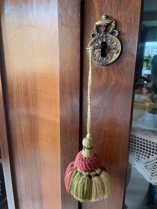 Alacena antigua de madera y cristal