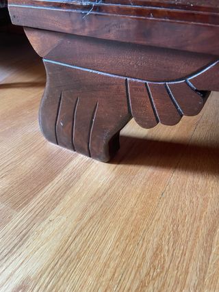 Alacena antigua de madera y cristal