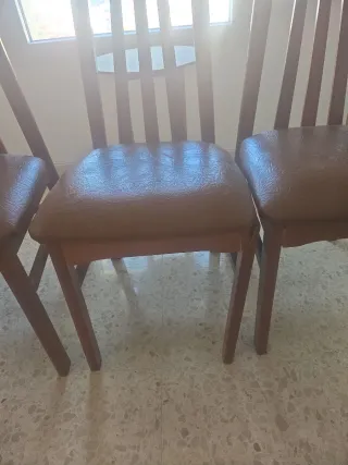 Mesa extensible de madera con 4 sillas