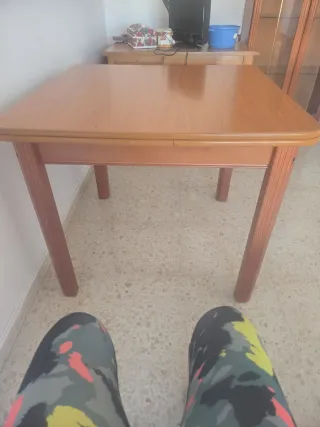 Mesa extensible de madera con 4 sillas