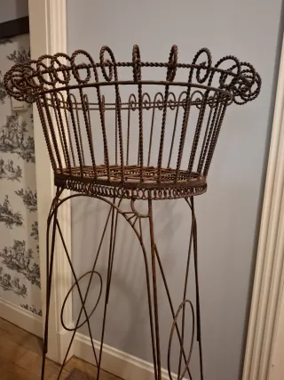 Jardinera de forja con base