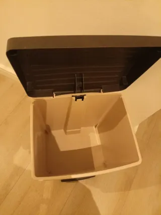 Cubo de basura beige y marrón con pedal