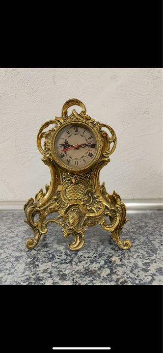 Reloj de sobremesa dorado antiguo