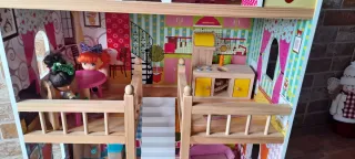 Casita de muñecas de madera