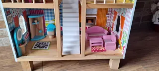 Casita de muñecas de madera