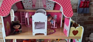 Casita de muñecas de madera