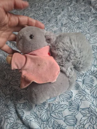 Peluche ardilla con chaqueta rosa y saco
