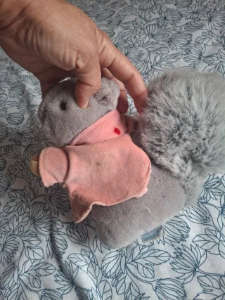 Peluche ardilla con chaqueta rosa y saco