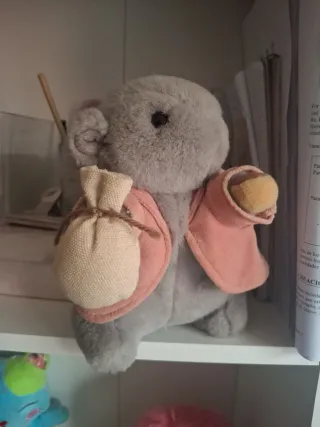 Peluche ardilla con chaqueta rosa y saco