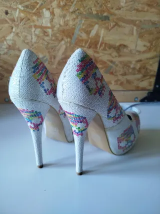 Zapatos de tacón con calaveras multicolor