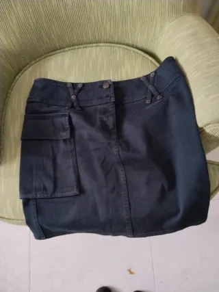 Falda negra de mujer con bolsillos