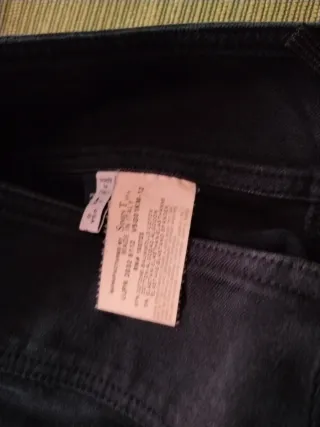 Falda negra de mujer con bolsillos