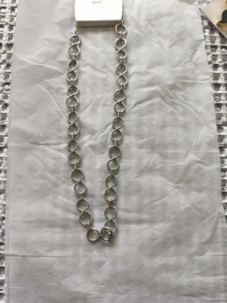 Collare argentato da donna con design a otto