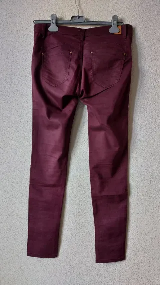 Pantalón vaquero burdeos
