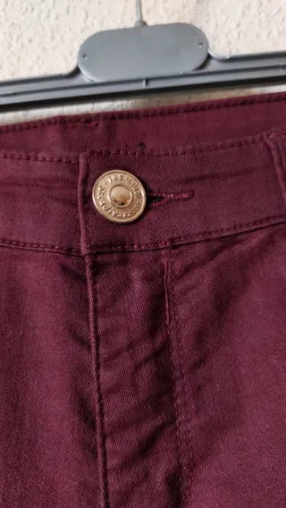 Pantalón vaquero burdeos