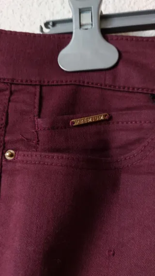 Pantalón vaquero burdeos