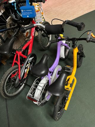 Silla de paseo Maclaren y bicicletas de niñ@