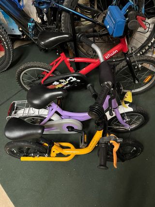 Silla de paseo Maclaren y bicicletas de niñ@