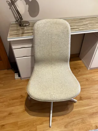 Escritorio blanco con cajones y puertas Silla ikea