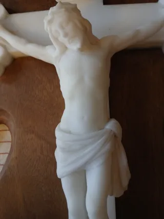 Cruz de mármol modernista con base madera.