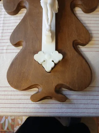 Cruz de mármol modernista con base madera.