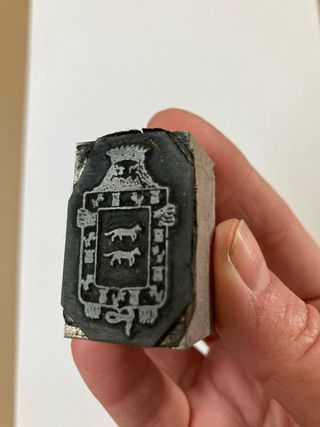 Cliche de imprenta antiguo con escudo