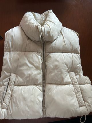 Chaleco acolchado Pull&Bear beige talla XS