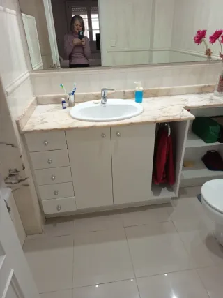 Mueble de baño con cajones y mármol