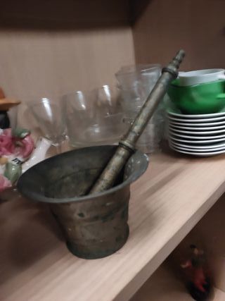 Mortero y mano de bronce antiguo